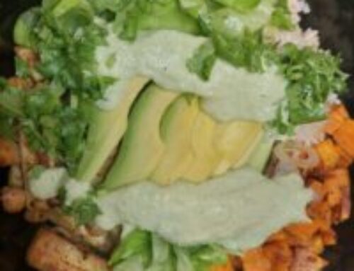 Tazón lleno de Salud con aderezo cremoso de aguacate